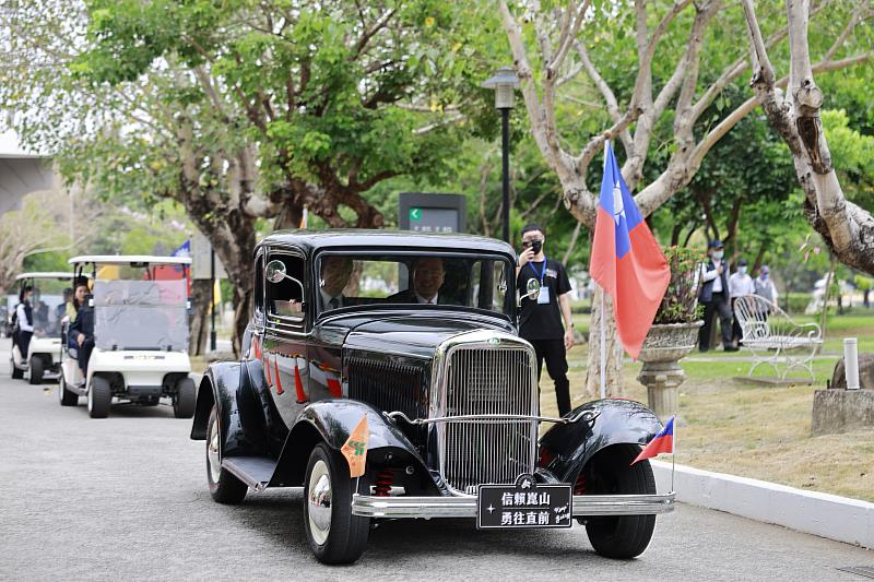 崑大李天祥校長(右)以古董車接送賴清德副總統(左)抵達會場