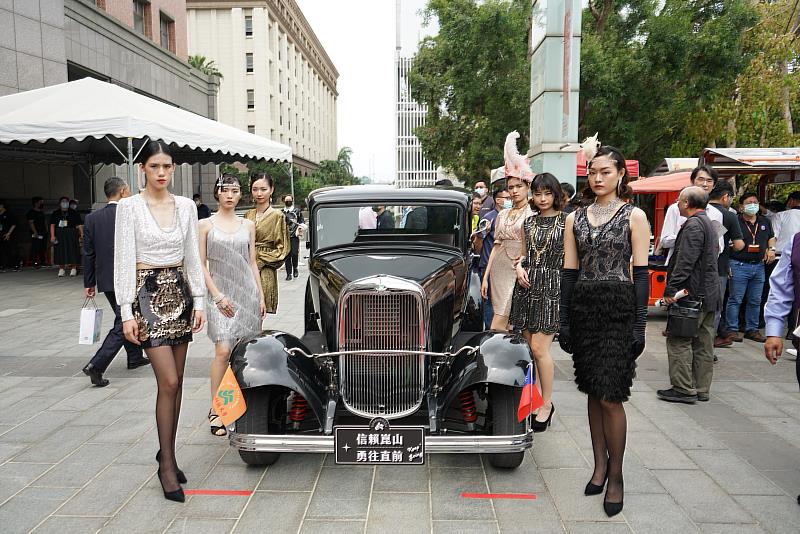 「全球最大古董車復刻王」合擎公司捐贈的古董車於現場展示