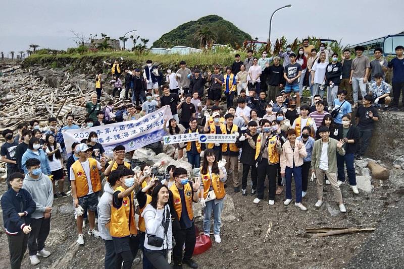 2023年第四屆國家海洋日，海大提早安排於4月22日世界地球日發起淨灘活動