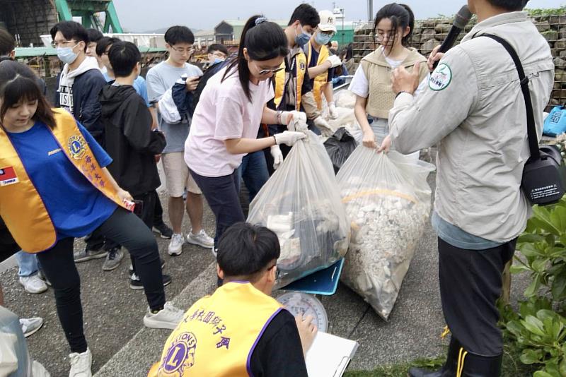 共在和平島周遭清出250公斤海洋廢棄垃圾及750個寶特瓶