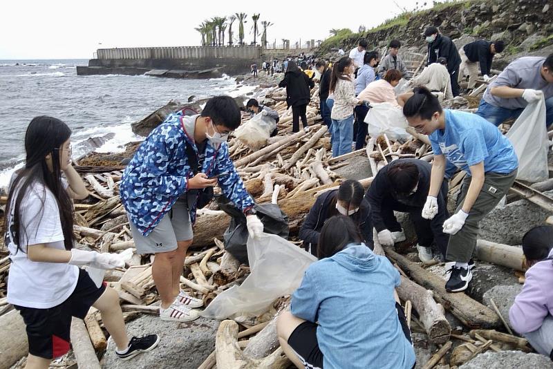 海大同學們同心協力一起淨灘