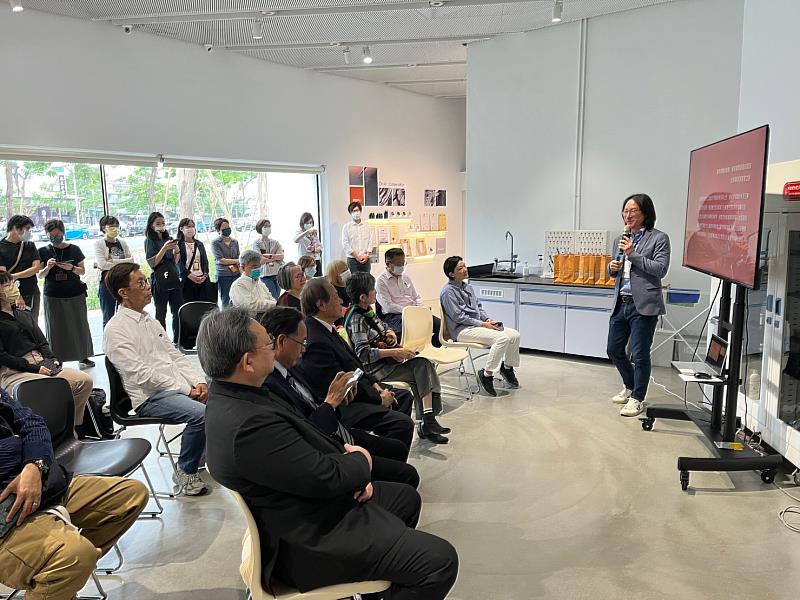 亞太文保創新中心執行長李益成為來賓賓簡報各項技術研發成果。