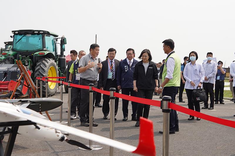 蔡總統視察我國西部最大有機生產基地雲林馬光有機集團栽培區。