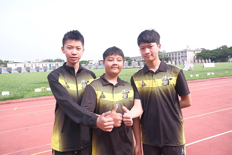 官網-新竹縣博愛國中射箭好手朱彥瑾(左)、游昆霖(右)及呂得楷(中)，拿下國中男子團體對抗賽銅牌