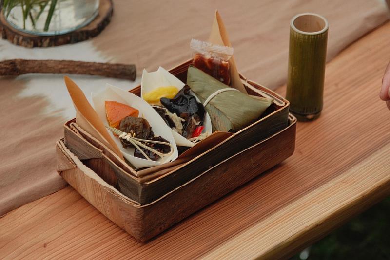 圖3 為了響應世界地球日，活動所用到的餐具，有用檳榔葉鞘做的餐盒，以及用桂竹製作的茶杯。