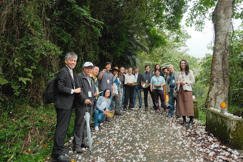 圖2 客委會近兩年將桐花祭轉型，希望結合地方創生，讓來到山林地區旅遊的人，可以發現客庄地區美麗的步道和山林。