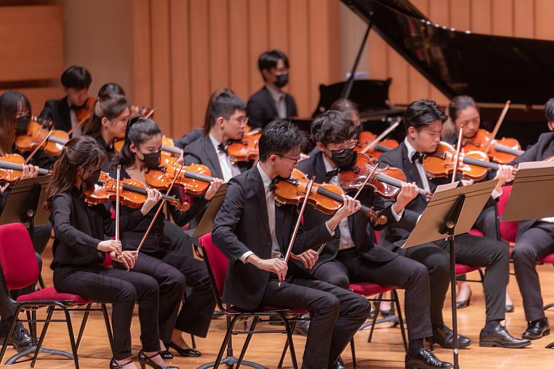 東吳大學管弦樂團演奏多首曲目，演繹黃石城學長的一生