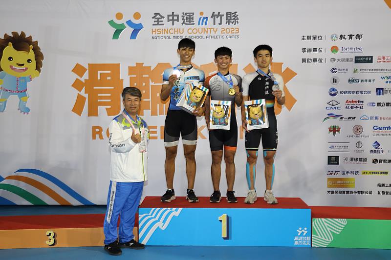 高男組滑輪溜冰10000公尺計分淘汰賽頒獎，右起新竹縣仰德高中傅孝宇、高雄市仁武高中林家慶、苗栗縣興華高中溫晨宇