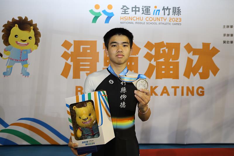 新竹縣仰德高中傅孝宇拿下高男組滑輪溜冰10000公尺計分淘汰賽銀牌
