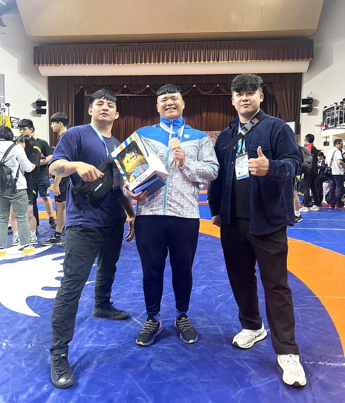 仰德高中洪威程（中）拿下高男組角力希羅式第十級銅牌