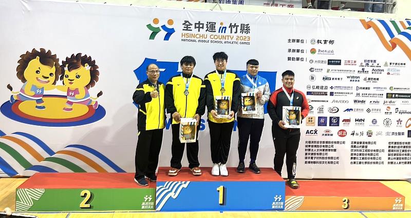 仰德高中洪威程（右二）拿下高男組角力希羅式第十級銅牌