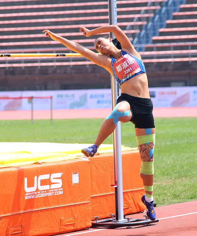 鄒淑珺走出腳傷為地主奪田徑首金，和蔡姍珊並列冠軍。林嘉欣／攝影。