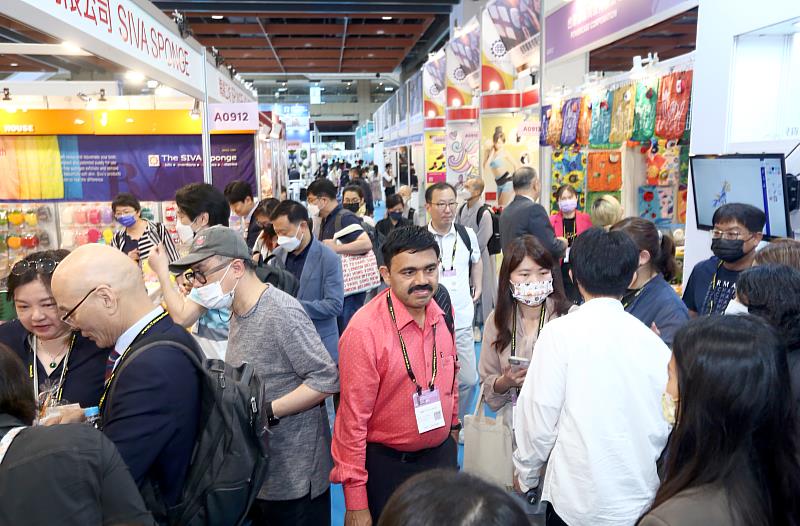 1. 2023年台北國際禮品文具暨文創展，吸引來自37國的專業買主共6,500人次進場參觀洽談。(貿協提供)