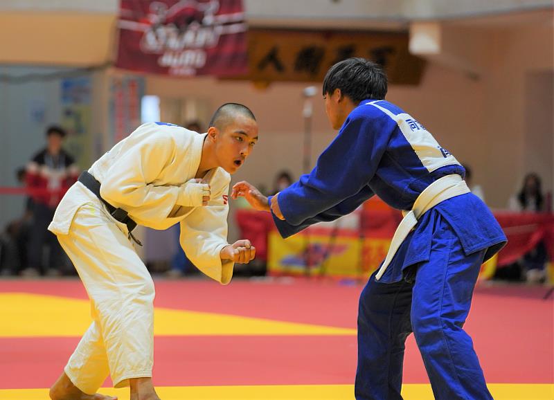 尖石國中柔道小將徐子堯（左）在金牌戰僅花22秒就取勝。