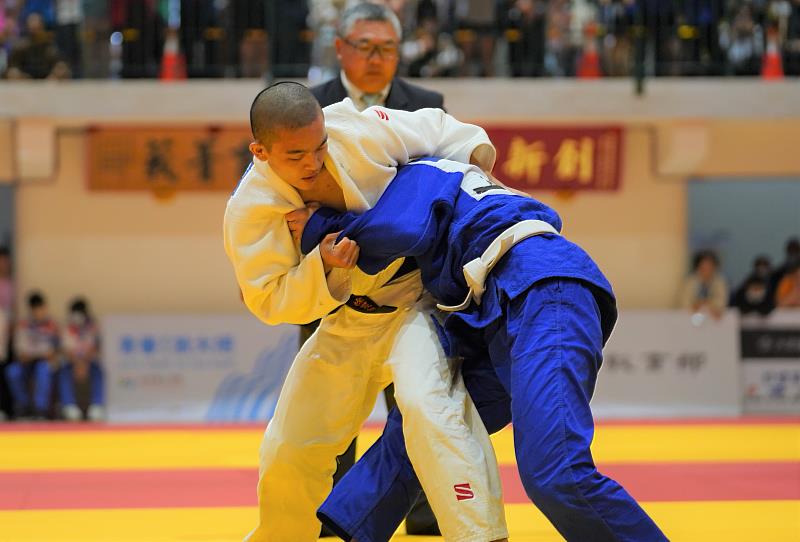 尖石國中柔道小將徐昱鎧(左)在23日的比賽中，獲得銅牌。