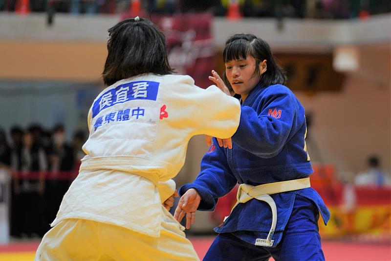 尖石國中小將林芷銅23日在柔道比賽奪銀。