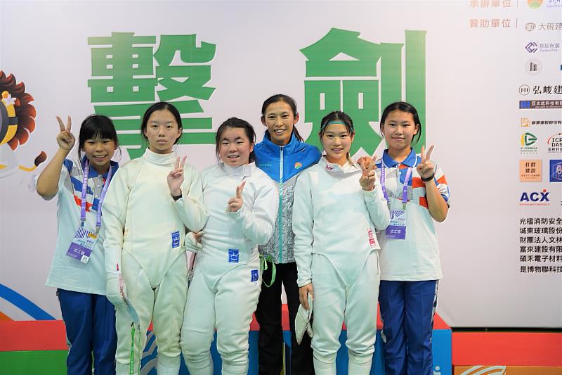 博愛國中擊劍小將杜羽蕎（白衣右起）、江婕羽、杜芯慈還要再拚團體賽。