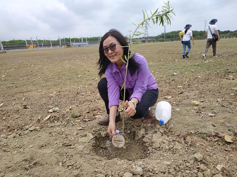 屏東林管處楊瑞芬處長植樹後與樹合影