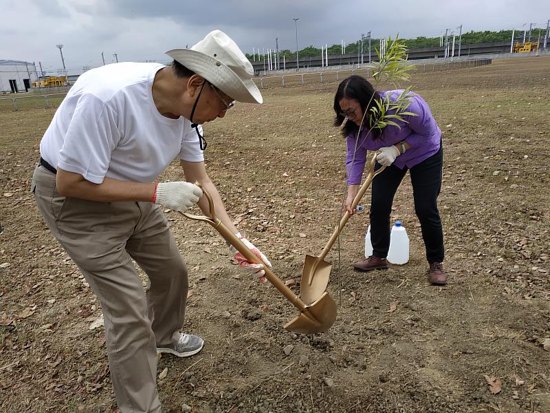 屏東林管處楊瑞芬處長(右)與高鐵江耀宗董事長(左)共同植樹