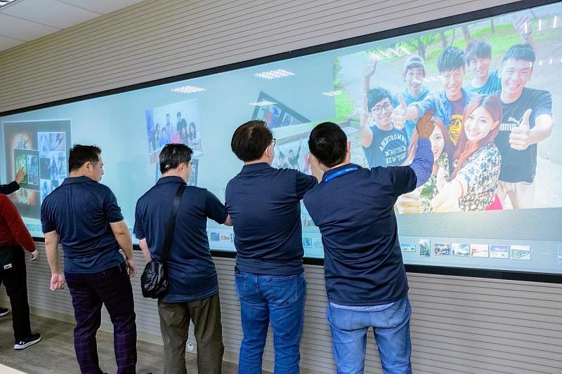 校園巡禮回味及科系導覽，校友實際操作體驗多媒體設計系的巨幅螢幕牆的功能。