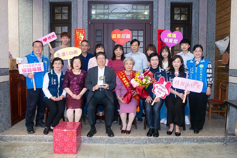 詹菊妹勉勵子女要回饋社會