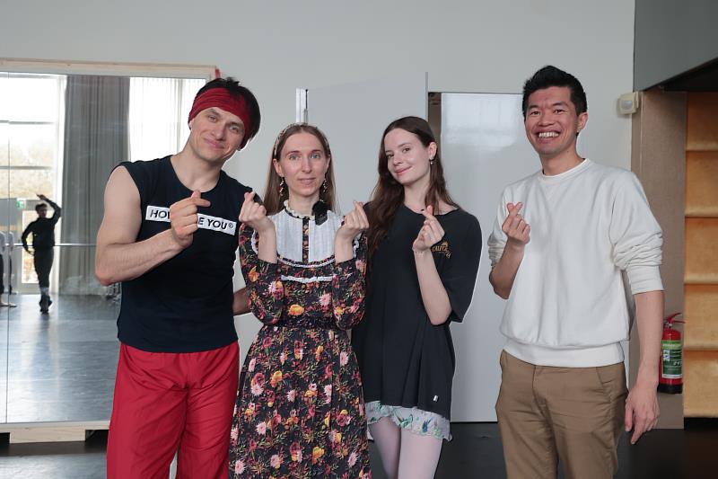 於荷蘭海牙訪問烏克蘭聯合芭蕾舞團舞者Evelina與Oleksii。圖／波蘭女孩與台灣男孩 蜜拉士愷提供