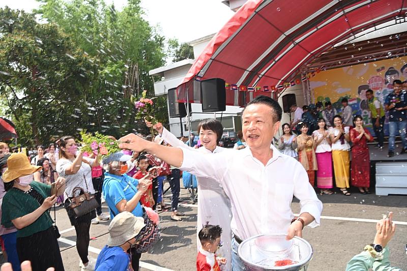 與新住民共同慶祝潑水節！嘉義縣創意以泡泡代替潑水 翁縣長全臉抹香粉分送祝福