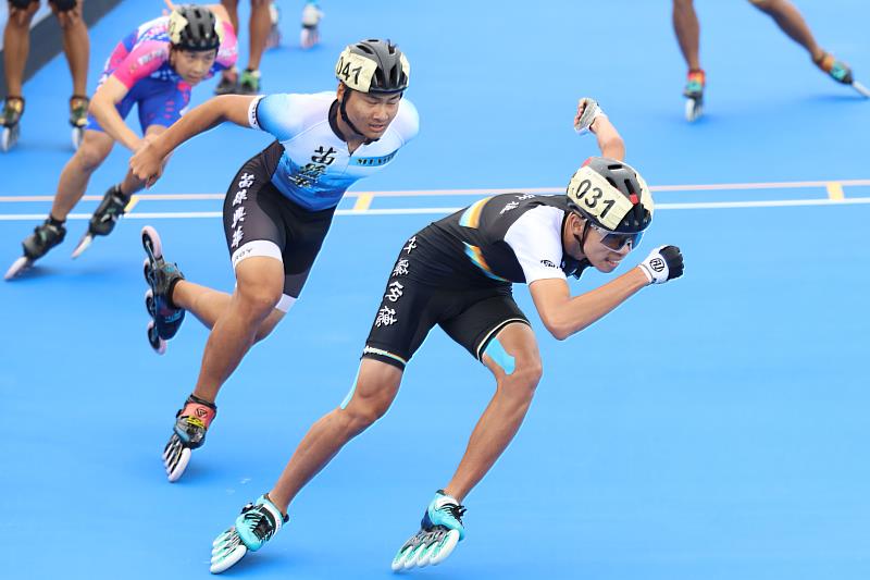 高男組3000公尺接力賽仰德高中李維哲（前）