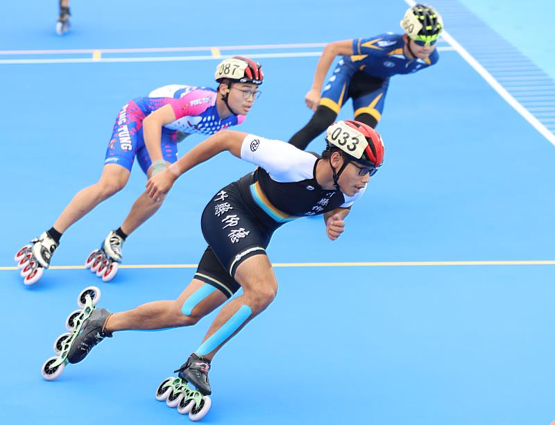 高男組3000公尺接力賽仰德高中陳俊豪（前）