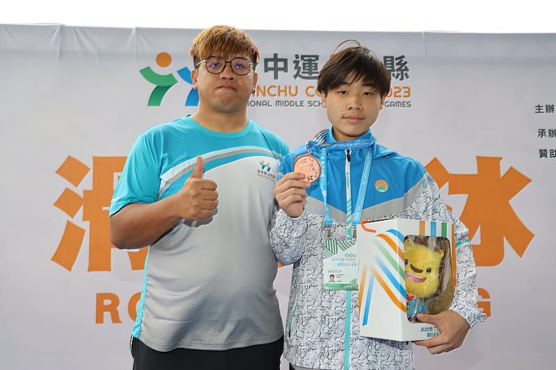 國男組速度過樁對抗賽勇奪銅牌的博愛國中林靖宸(右)、教練朱啟維