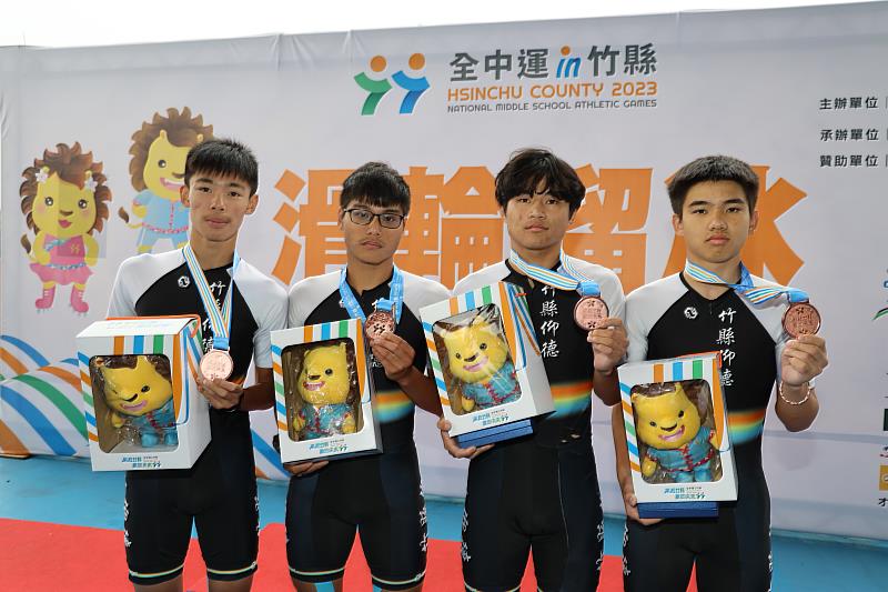 勇奪高男組3000公尺接力賽銅牌的仰德高中李維哲（左起）、陳俊豪、許佳學與傅孝宇