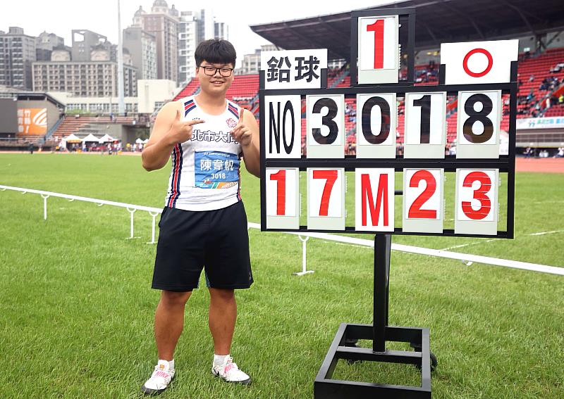 國男鉛球(5公斤)決賽，臺北市大同高中陳韋帆以17米23成績破大會。執委會提供，林嘉欣／攝影。