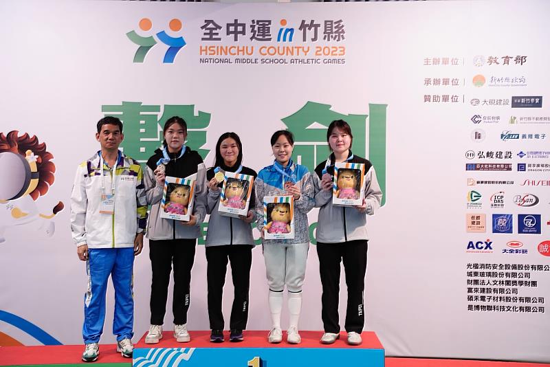 新竹縣義民高中巫紫菱(右二)奪得高女銳劍個人賽銅牌。執委會提供