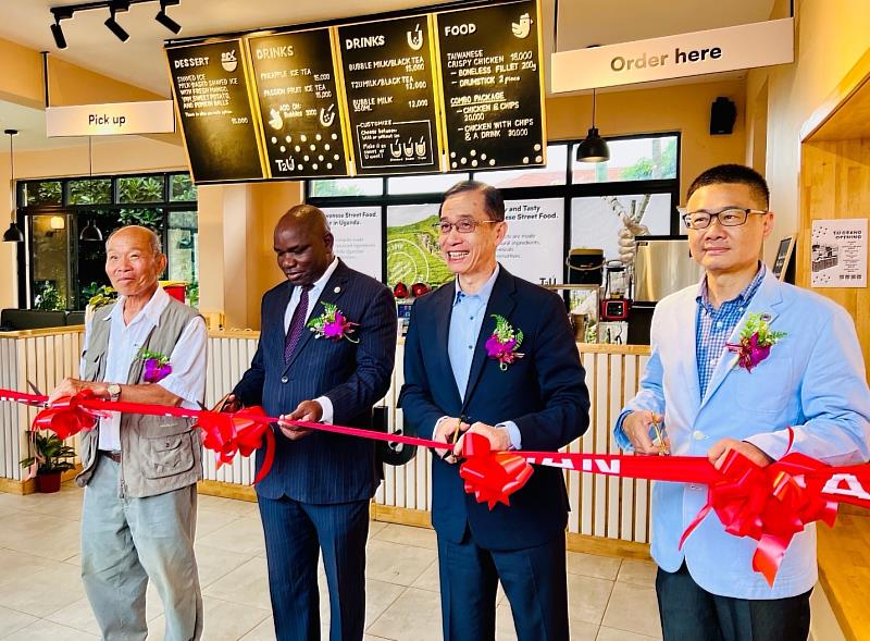 羅代表(右二)等人出席東非首家台灣珍珠奶茶及小吃專賣店T2U開幕剪綵典禮