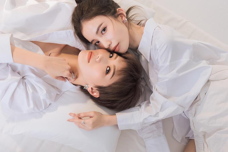 藝人大牙創業賣飾品，與合體黑澀會美眉筱婕（張甯兒）多年後再次合體，為品牌List.U拍攝商品照引發話題。圖／大牙（周宜霈）提供。