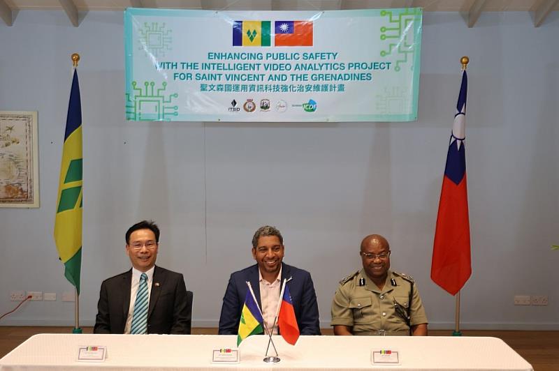 駐聖文森國大使與聖國財政部部長與聖國警務署長對計畫寄予厚望。