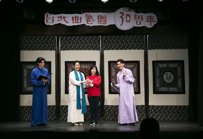 葉怡均團長特別頒發感謝獎座，由永慶慈善基金會副執行長林麗華代表受獎，感謝永慶慈善基金會贊助今年《2023 說唱季敘》8場曲藝表演，為傳統文化推廣盡心力。，