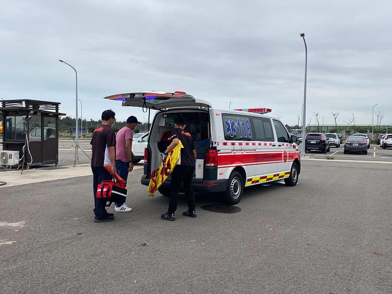 傷患轉交台中市防風林消防隊救護車送往梧棲童綜合醫院就醫。