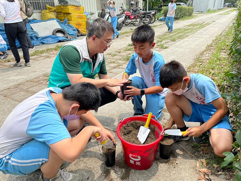 4. 講師們帶領大家進行育苗手作DIY活動，讓同學們親手將育苗籃中的幼苗種植到3寸盆中 (彰化田中苗圃、三潭國小)