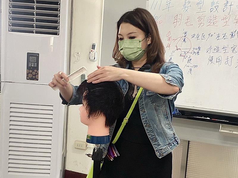 大葉大學管理學院博士生陳采綺目前是美容造型講師