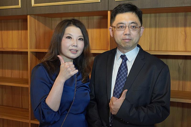 大葉大學管理學院汪志堅院長(右)恭喜博士生陳采綺(左)獲選模範勞工