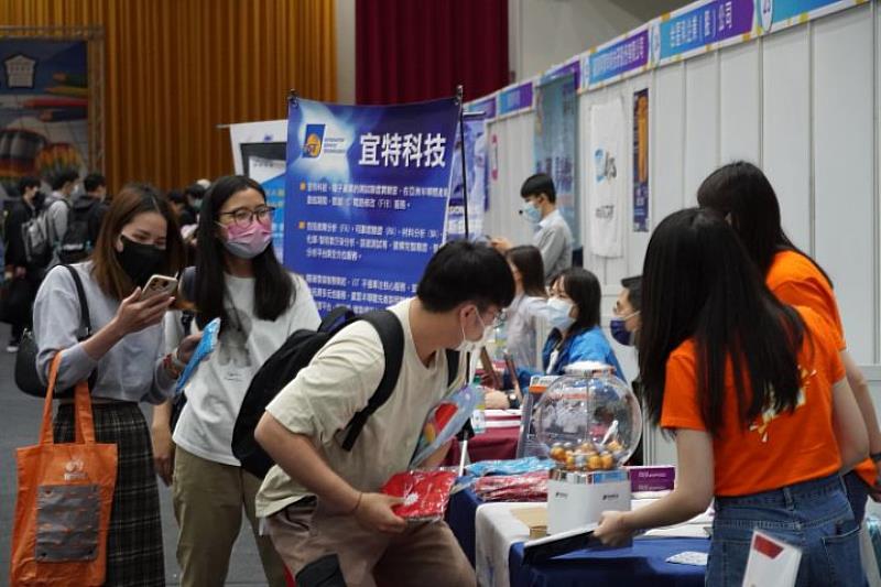 中華大學校園徵才博覽會今日熱鬧登場，共有80多家廠商釋出3000多個職缺。