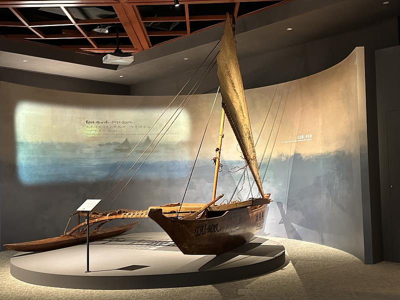 國史館託管文物馬紹爾「臺馬號」舷外浮桿獨木舟展示於史前館南島廳