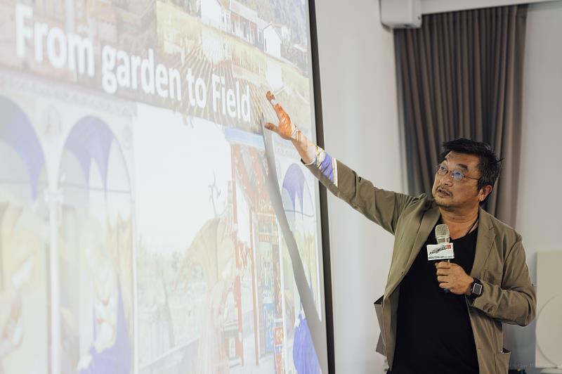 策展人曾瑋介紹本屆展覽／攝影林育全／國立臺灣美術館提供