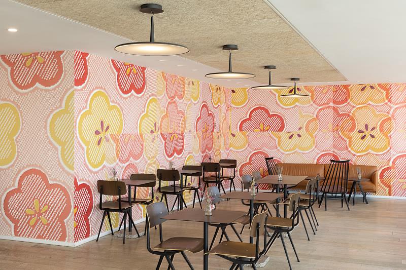 藝術家林明弘為倫敦海沃德藝廊公共空間打造的藝術創作《macule》，以梅花圖案為主體，透過粉紅、紅、黃等色彩重複呈現。