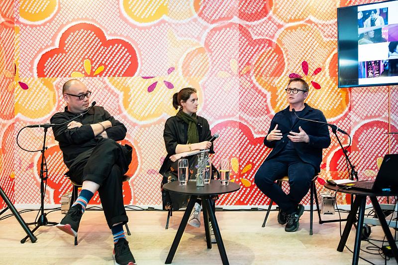 藝術家林明弘（右）於海沃德藝廊與策展人馬容元（左）進行座談，分享作品《macule》創作歷程。