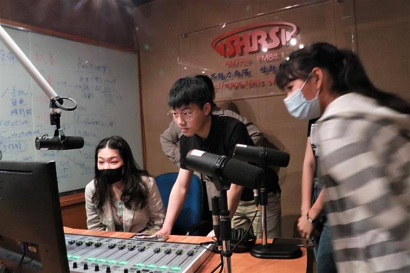 圖四：學員前往世新廣播電臺體驗Podcast產製及剪輯