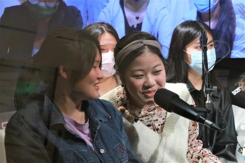 圖三：學員體驗2022新落成的影音播客直播間，暢聊喜歡的Podcast主題
