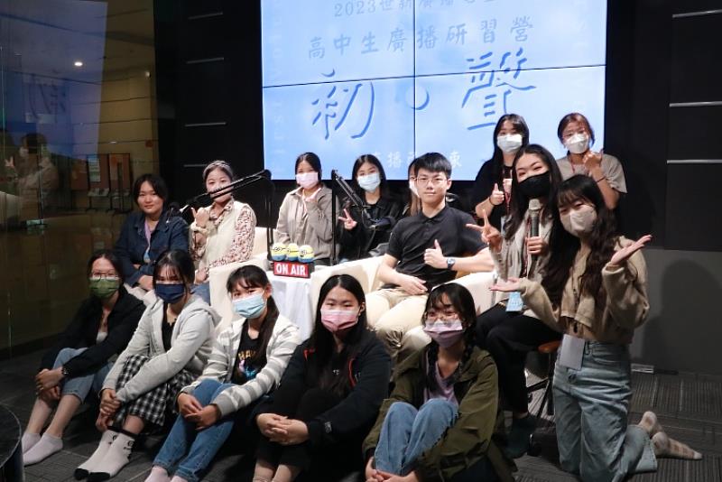 圖五：學員於影音播客直播間合影留念