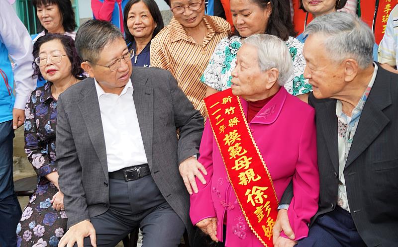 新竹縣長楊文科表示，北埔鄉高齡92歲徐彭嬌妹是平凡中不平凡的女性象徵。
